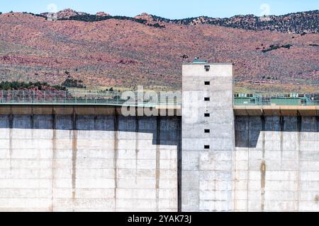 Dutch John, USA Flaming Gorge Utah National Park Dam vertikale Schwenkansicht des Canyons im Sommer 2019 Stockfoto