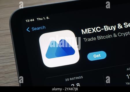 OSTRAVA, TSCHECHIEN – 1. AUGUST 2024: App-Store mit MEXC-App für den Kauf und Verkauf von Kryptowährungen Stockfoto
