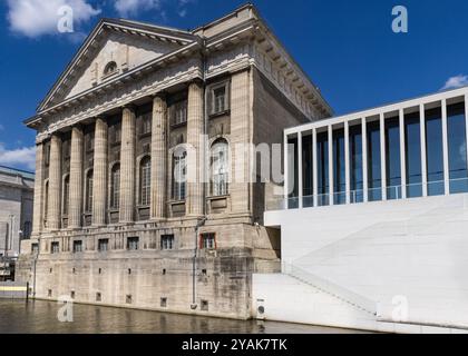 Außenansicht des Pergamon-Museums mit James Simon Gallery, Museumsinsel, Mitte, Berlin, Deutschland Stockfoto