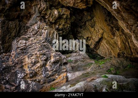 Dionysos Höhle für den griechischen Mythos Gott des Weintempels in Höhlenfelsen am Strand von Ikaria, Griechenland Stockfoto