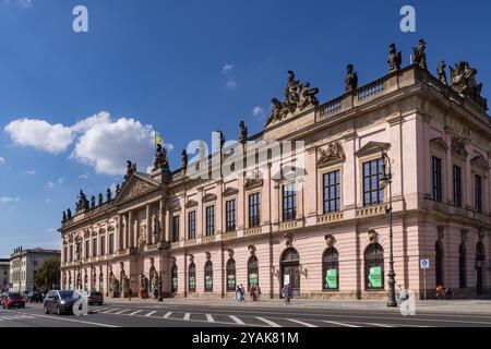 Das Zeughaus, das Deutsche historische Museum, Außenansicht des denkmalgeschützten Gebäudes, unter den Linden, Berlin, Deutschland Stockfoto