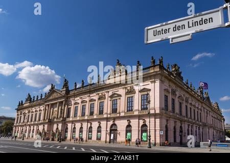 Das Zeughaus mit dem Deutschen Historischen Museum, Außenansicht mit Straßenschild unter den Linden, Berlin, Deutschland Stockfoto