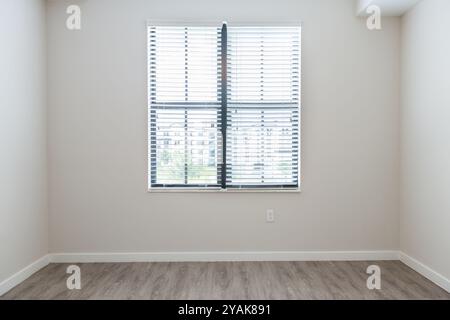 Leeres Zimmer Schlafzimmer Innenraum in neuen modernen Luxus-Apartment Haus durch Fenster, Holz Laminat Hartholzboden Stockfoto