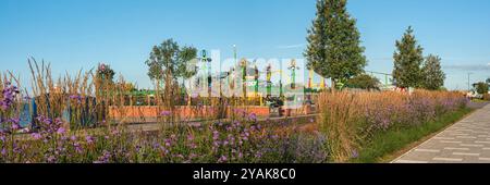 SOUTHEND-ON-SEA, ESSEX, Großbritannien - 29. JULI 2012: Panoramablick auf die Marine Parade und den Freizeitpark Adventure Island Stockfoto