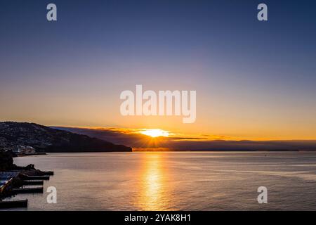 Sonnenaufgang über dem Hafen von Funchal, Madeira, Portugal Stockfoto