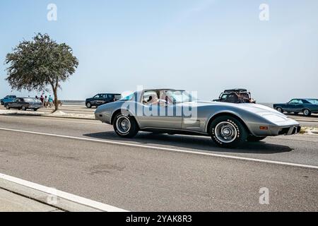 Gulfport, MS - 04. Oktober 2023: Weitwinkelansicht eines 1977 Chevrolet Corvette Stingray Coupés auf einer lokalen Autoshow. Stockfoto