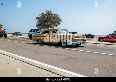 Gulfport, MS - 04. Oktober 2023: Weitwinkel-Eckansicht einer 1958 Chevrolet Bel Air 4-türigen Limousine auf einer lokalen Autoshow. Stockfoto