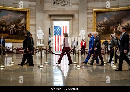 Vizepräsidentin Kamala Harris nimmt am 7. Februar 2023 an der Prozession des Senats vor der House Chamber of President Joe Biden’s State of the Union Address im US Capitol in Washington, D.C. Teil Stockfoto