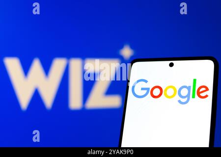 16. Juli 2024, Paraguay. In dieser Abbildung wird das Google-Logo auf einem Smartphone-Bildschirm und im Hintergrund das Wiz-Logo angezeigt Stockfoto
