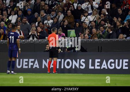 MÜNCHEN - Schiedsrichter Slavko Vincic beobachtet VAR während des Spiels der UEFA Nations League zwischen Deutschland und den Niederlanden am 14. Oktober 2024 in der Allianz Arena in München. ANP KOEN VAN WEEL Stockfoto