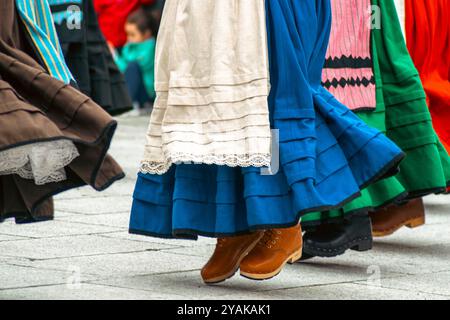 Frauen tanzen bei einem Volksfest in Galicien. Traditionskonzept Stockfoto