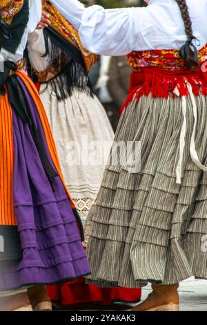 Frauen in historischen Kostümen tanzen bei einem beliebten Festival in Galicien, Spanien. Stockfoto