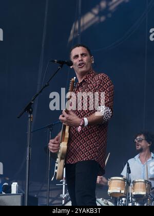 Depedro während des Konzerts beim Festival Cruilla in Barcelona im Juli 2024. Jairo Zavala (* 1973 in Madrid), bekannt als Depedro, ist Stockfoto