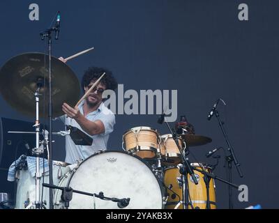 Depedro während des Konzerts beim Festival Cruilla in Barcelona im Juli 2024. Jairo Zavala (* 1973 in Madrid), bekannt als Depedro, ist Stockfoto