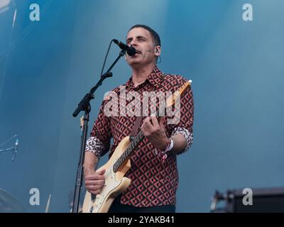 Depedro während des Konzerts beim Festival Cruilla in Barcelona im Juli 2024. Jairo Zavala (* 1973 in Madrid), bekannt als Depedro, ist Stockfoto