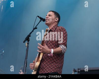 Depedro während des Konzerts beim Festival Cruilla in Barcelona im Juli 2024. Jairo Zavala (* 1973 in Madrid), bekannt als Depedro, ist Stockfoto