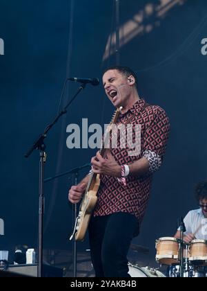 Depedro während des Konzerts beim Festival Cruilla in Barcelona im Juli 2024. Jairo Zavala (* 1973 in Madrid), bekannt als Depedro, ist Stockfoto