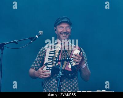 Depedro während des Konzerts beim Festival Cruilla in Barcelona im Juli 2024. Jairo Zavala (* 1973 in Madrid), bekannt als Depedro, ist Stockfoto