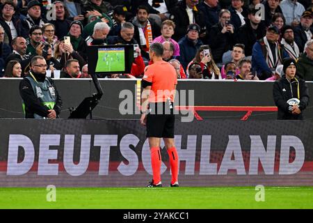 München, Deutschland. Oktober 2024. Fußball: Nations League A, Deutschland - Niederlande, Gruppenphase, Gruppe 3, Spieltag 4, Allianz Arena, Schiedsrichter Slavko Vincic aus Slowenien während der Videorezension. Er hebt das 1:0 Tor auf. Quelle: Tom Weller/dpa/Alamy Live News Stockfoto