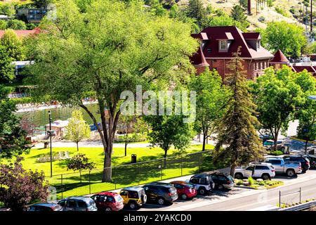 Glenwood Springs, USA - 10. Juli 2019: Glenwood Hot Springs Resort und Pool bei der Hotelhütte mit Parkplatz bei berühmten öffentlichen Poolbädern Stockfoto