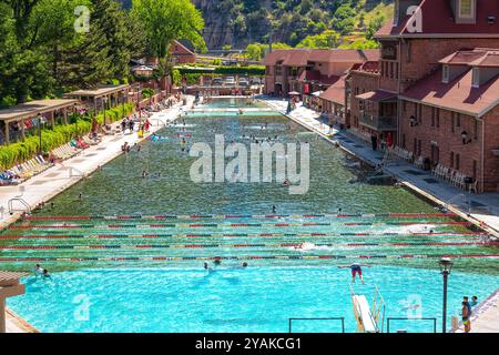 Glenwood Springs, USA - 10. Juli 2019: Glenwood Hot Springs Resort in der Hotelhütte mit vielen Personen, die in öffentlichen Pool-Minerla-Wasserbädern schwimmen Stockfoto