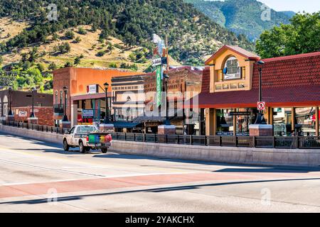 Glenwood Springs, USA - 10. Juli 2019: Grand Avenue Street Road of mit farbenfrohen Architekturgebäuden des Cafés, Restaurants in der Outdoor Shopping Mall Stockfoto