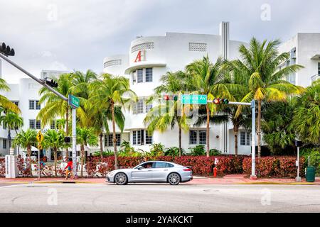 South Beach, USA - 17. Januar 2021: Axel Beach, Hall South Beach Hotel an der Collins Avenue Street Road in Miami, Florida, wo im Sommer Leute spazieren gehen Stockfoto