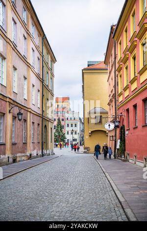 Warschau, Polen - 21. Dezember 2019: Enge Gasse Jezuicka an bunten Gebäuden, die zum Marktplatz der Altstadt von Warszawa laufen Stockfoto