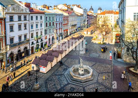 Lemberg, Ukraine - 20. Januar 2020: Altstadt rynok Platz in Lemberg mit Leuten, die auf dem Winterweihnachtsmarkt einkaufen Stockfoto