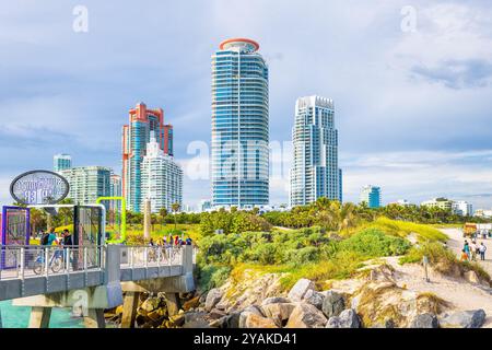 Miami Beach, USA - 17. Januar 2021: South Beach Lummus Park und Küstengebäude am Wasser und Schild für den South pointe Park Pier am südlichen Ende Stockfoto