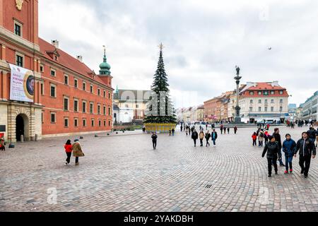 Warschau, Polen - 21. Dezember 2019: Schlossplatz Altstadt Weihnachtsbaum mit roten bunten Gebäuden im Winter mit Menschen zu Fuß Stockfoto