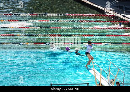 Glenwood Springs, USA - 10. Juli 2019: Glenwood Hot Springs Resort in der Hotelhütte mit Parkplatz an berühmten öffentlichen Poolbädern Stockfoto