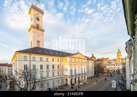 Lviv, Ukraine - 21. Januar 2020: Lwow Altstadt rynok Platz am Wintermarkt und Ratusha Rathaus mit Menschen Stockfoto