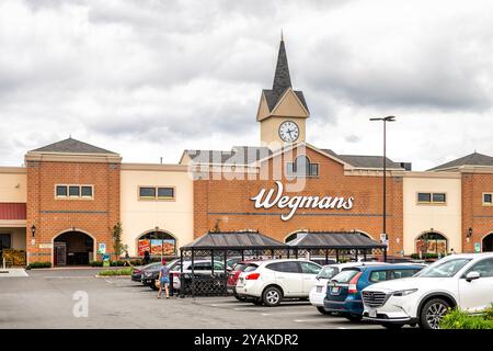 Sterling, USA - 12. September 2020: Parkplatz für den Supermarkt Wegmans mit Turmarchitektur und Autos im Norden von Virginia Stockfoto