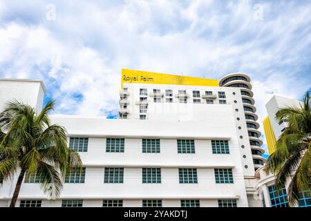 South Beach, USA - 17. Januar 2021: Royal Palm Hotel im Art déco-Viertel in Miami, Florida, mit Blick auf die Retro-Vintage-Architektur Stockfoto