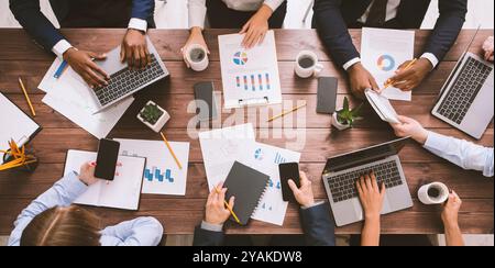 Treffen der Business Team arbeiten mit Gadgets und Dokumente Stockfoto