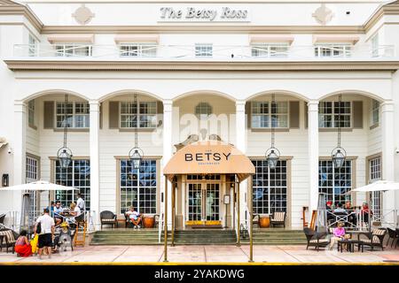 South Beach, USA - 17. Januar 2021: Betsy Hotel im Art déco-Viertel mit Leuten, die vor einem Restaurant im Freien auf dem Ocean Drive in Miami, Florida sitzen Stockfoto