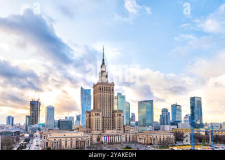 Warschau, Polen - 22. Januar 2020: Hochwinkelpanorama der Skyline von Warschau auf den Palast der Wissenschaft und Kultur, der bei Sonnenuntergang Wolkenkratzer errichtet Stockfoto