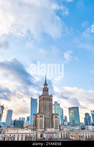 Warschau, Polen - 22. Januar 2020: Skyline der Stadt Warschau aus der Luft auf den Palast der Wissenschaft und Kultur, der Wolkenkratzer bei Sonnenuntergang errichtet Stockfoto