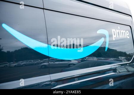 Sterling, USA – 12. September 2020: Amazon Prime Logo-Schild auf einem Auto mit Lieferwagen, der in Virginia geparkt ist Stockfoto