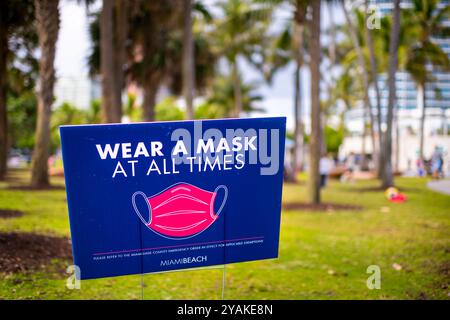 Miami Beach, USA - 17. Januar 2021: Zeichen Nahaufnahme tragen Maske zu jeder Zeit in Miami-Dade County in South Beach, Florida bei der Coronavirus-covid-19-Pandemie Stockfoto