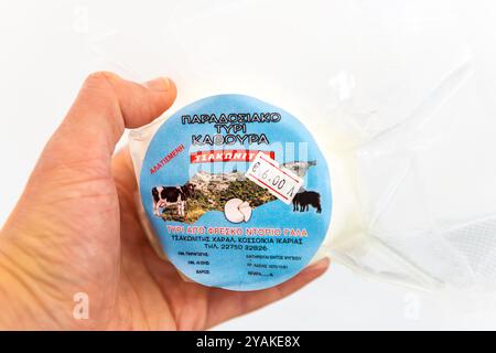 Faros, Griechenland - 12. Mai 2023: Kathoura Käse, ikarianisches traditionelles Ziegenmilchprodukt aus Ikaria Longevity Blue Zone Hand mit Nahaufnahme Stockfoto