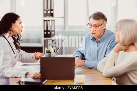 Mexikanische Arzt erklären Diagnose zu älteren Ehepaar Stockfoto