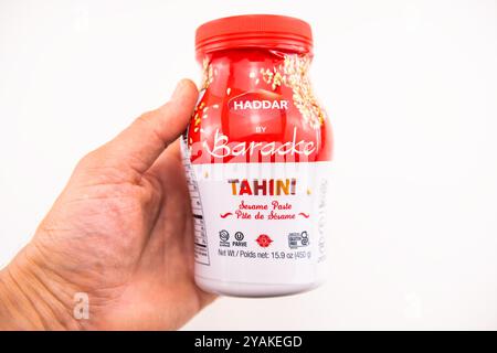 Avon, USA - 4. August 2022: Tahini Haddar Sesambutter in Plastikglasflasche nahöstlicher Aufstrich mit Produktschild Stockfoto