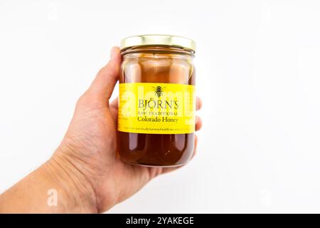 Avon, USA - 3. Juli 2022: Björns roher Honig aus Colorado in Glasglasflasche, traditionelle süße natürliche Bio-Lebensmittel Stockfoto