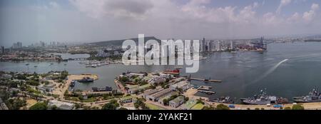 Wunderschöner Blick aus der Vogelperspektive auf das Bocagrande Hotel in der gehobenen Gegend, beliebt für seine langen Sandstrände, die von Palmen gesäumten Promenaden - Cartagena Col Stockfoto