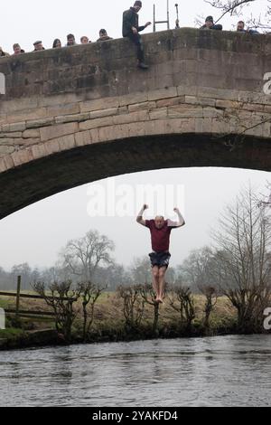 Neujahrstag Okeover Bridge Jump. Sie springen in den Fluss Taube. Mappleton Derbyshire, England 2020 2020er Jahre, Großbritannien HOMER SYKES Stockfoto