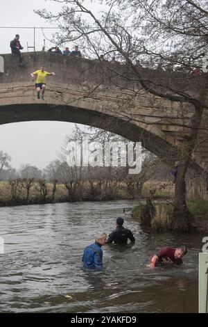 Neujahrstag Okeover Bridge Jump. Sie springen in den Fluss Taube. Taucher im Vordergrund in Neoprenanzügen, um jedem zu helfen, der Hilfe braucht. Mappleton Derbyshire England 2020 2020er Jahre Großbritannien HOMER SYKES Stockfoto