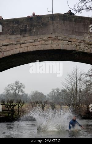 Mappleton Neujahrstag am Okeover Bridge Jump. Leute springen in den Fluss Taube, um das neue Jahr zu feiern. Mapleton, Derbyshire England 2020 2020er Jahre Großbritannien HOMER SYKES Stockfoto