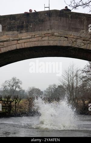 Mappleton, Derbyshire, Neujahrstag am Okeover Bridge Jump. Leute springen in den Fluss Taube, um das kommende Jahr zu feiern. England 2020 2020er Jahre UK HOMER SYKES Stockfoto